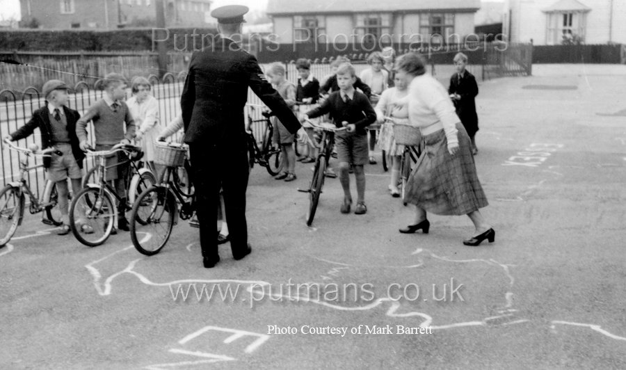 Ref H4 Cycling instruction by playground maps