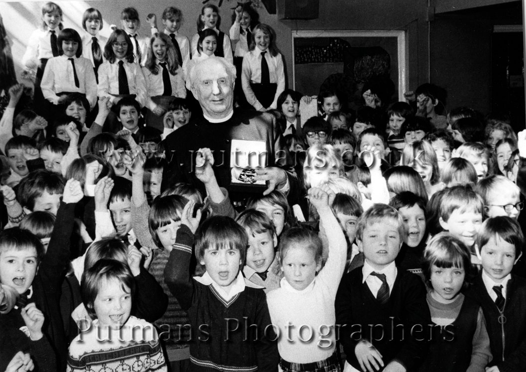 Rev Ken Williams & Schoolchildren