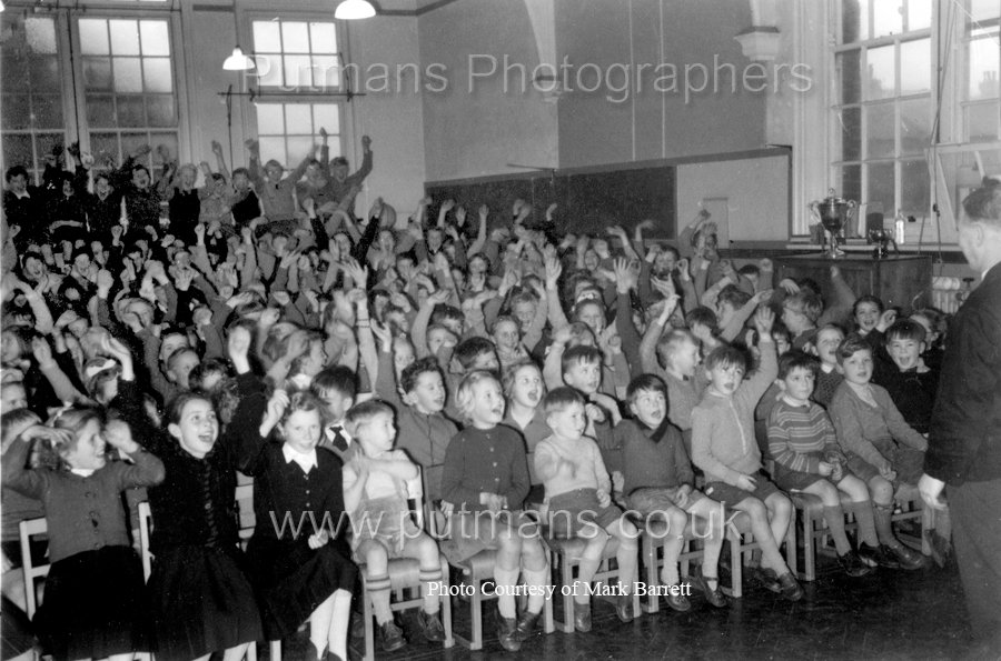 Ref V9 Entertainer for Juniors Xmas 1957