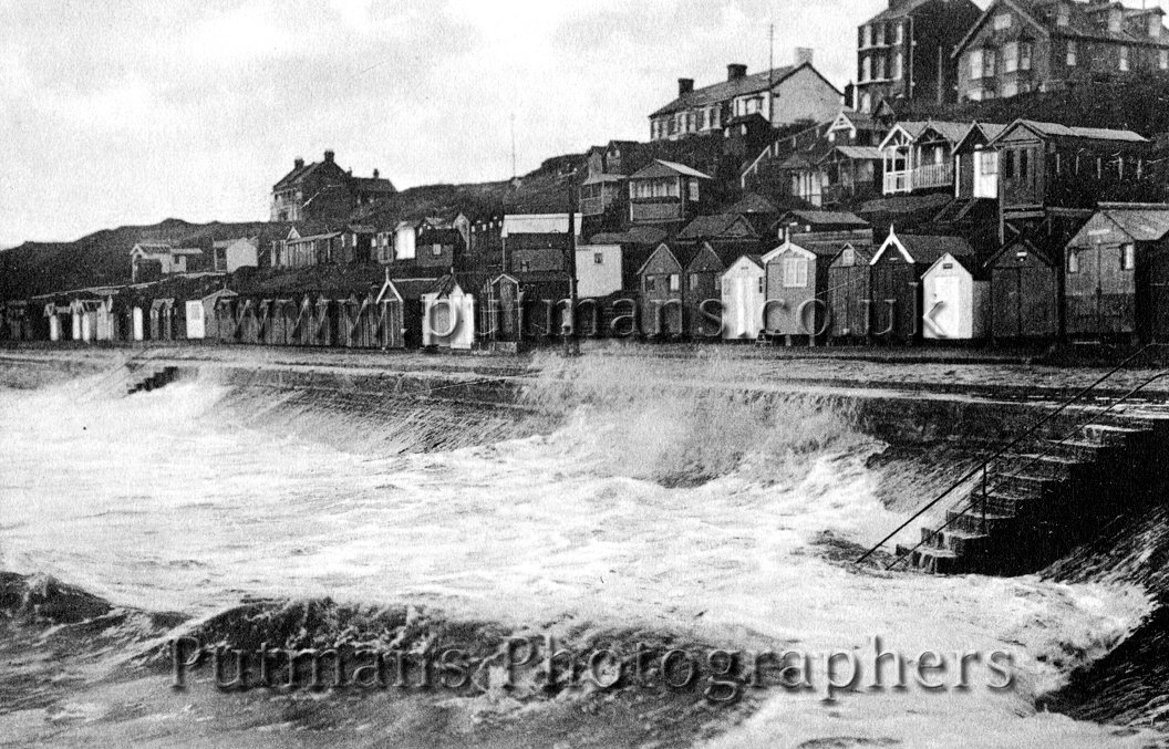 Ref 1331 Southcliff promenade at high tide