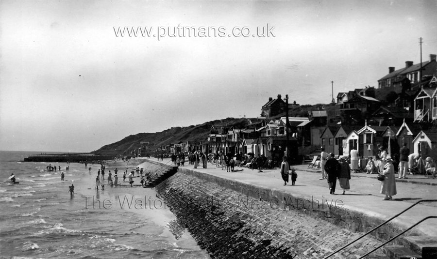 Ref 1709 Southcliff Huts and Promenade