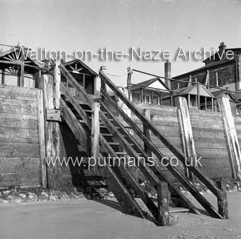 Ref 1766 Steps to Pier Beach 1949