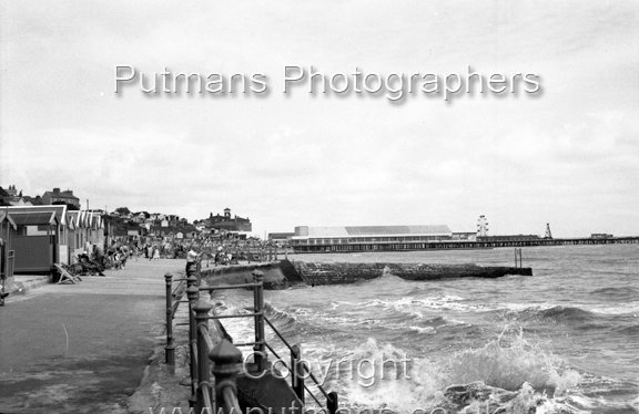 Ref 2187 Southcliff Promenade to pier 1956