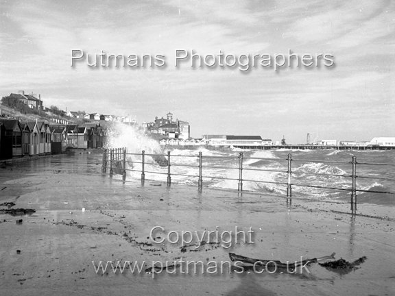 Ref 2725 Southcliff Rough Sea 1950