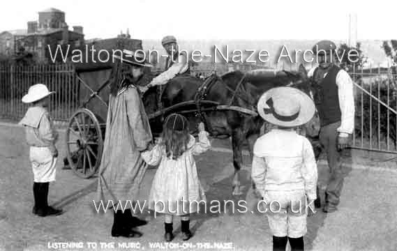 Ref 1861 Barrel Organ - Pier Hotel in background