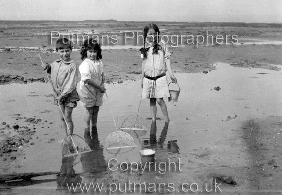 Ref 2773 Children with shrimp nets 1914
