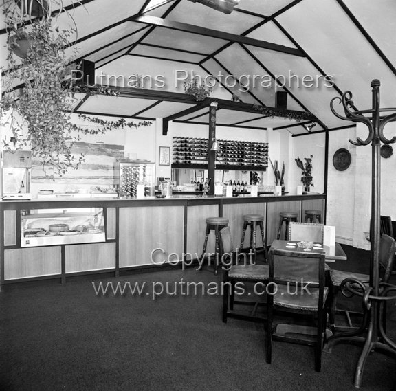 Ref 2447 Mr H's Wine Bar Interior Newgate Street June 1982