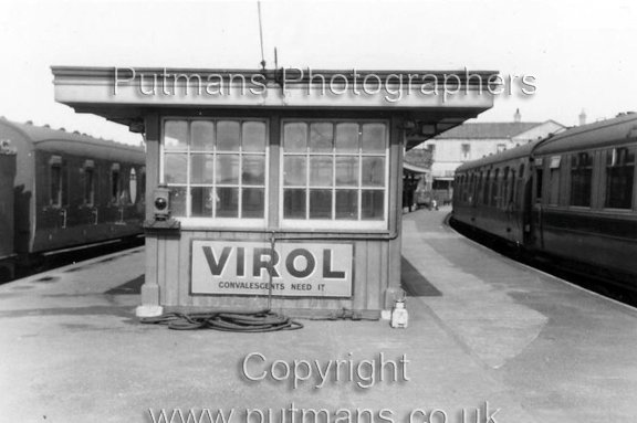 Ref 2633 Walton Railway Station 1954