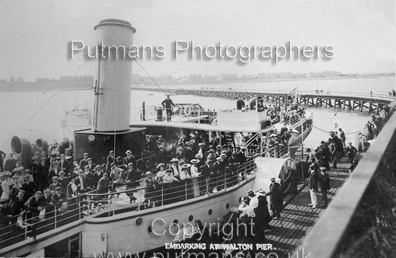 Ref 2659 Embarking Belle Steamer at pier head